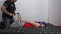 Sarah wird im hogtie gekitzelt