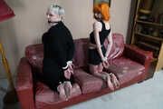 1040 Amber and Roxie in Barefoot sofa Tie