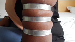 Sehr enge Schlauchschellen um Lynnes Oberarme