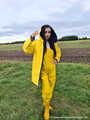 Miss Amira unterwegs im Friesennerz, gelber Regenlatzhose und Gummistiefel