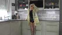 Miss Francine in yellow Schmuddelwedda raincoat (behind the scenes)