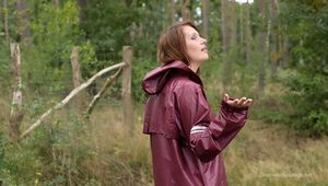 Miss Petra macht einen Spaziergang in einem AGU Regenanzug und Gummistiefel