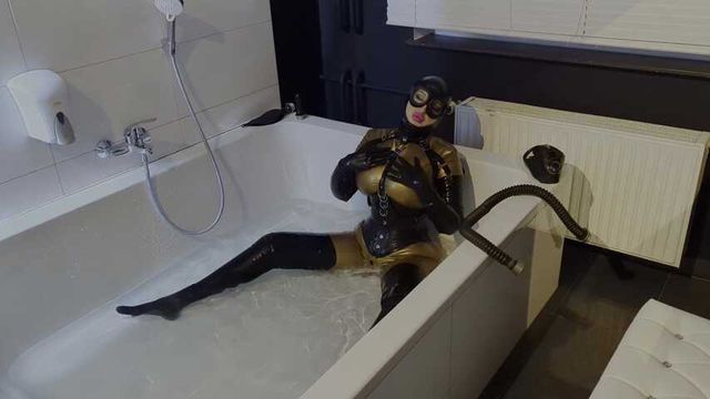 rubberbitch in latex happiness