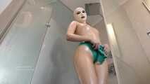 Asianrubberdoll macht sich nackig unter der Dusche