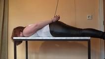 Gekitzelt auf dem Tisch 2 von 2