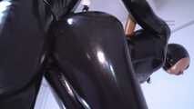 Rubbergirl gefesselt und gefickt 