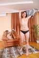 Rita und Raya - Kink Fotoshooting mit einem hogtaped und einem ball taped Modell