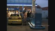 Nackt an der Tankstelle
