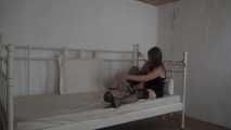 Ayu mit Seilen ans Bett gefesselt 2/2