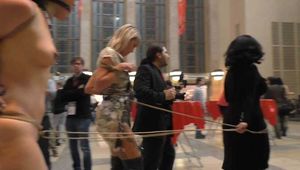 Nude Bondage Walk Venus 2015 3  mit JJ Plush