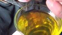 Mehr Pisse bitte - Pisse aus Glas trinken