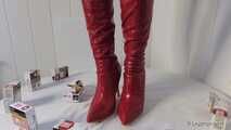 Crushing in rot Overknees auf Tisch