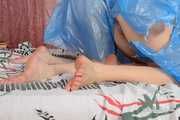 Dana & Mischel - Mishel hogtaped auf dem Bett von Dana 02