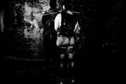 Sklavin in Latex und Ketten im Gruselturm