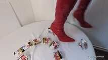 Crushing in rot Overknees auf Tisch