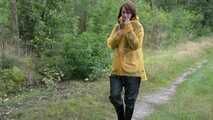 Miss Petra macht einen Spaziergang in Hunter Regenjacke und Regenhose (wiederholte Version)