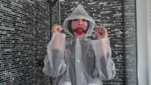 Miss Amira in einem Plastik Sauna Anzug aht etwas Spaß unter der Dusche