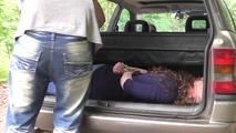 Lady X im hogtie mit Tüchern 1/2