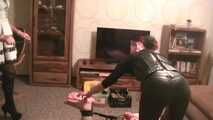 Sissy TV Gina und Herrin Nycky quälen das Schwein