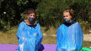 Dana & Ketrin - Dana schließt sich ihrem ehemaligen Gefangenen an, beide sind ballgebunden und Müllsack verpackt