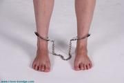 Hinged handcuffs