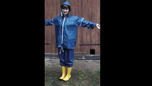 Unser neues Model Miss Clara im blauen AGU Regenanzug