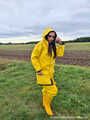 Miss Amira unterwegs im Friesennerz, gelber Regenlatzhose und Gummistiefel