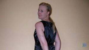 Im schönen neuen schwarzen Kleid an den Stuhl gefesselt