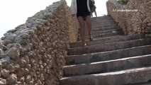 023104  Ewa Pees Down A Flight Of Steps
