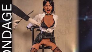 BONDAGE BANK mit STUHL - eine Variante im Stehen, die es in sich hat.. diesmal mit Fickmaschine