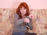 Liska - roter Kopf risqué Selbst-Bondage-Shooting