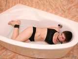 Affable - Subservient kurzhaariges Mädchen versucht Bondage, um ihrem Freund zu gefallen