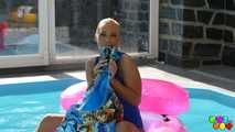 644 Vinna Red plays in the pool