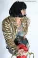 Tattoogirl Cleo in roten Stiefeln