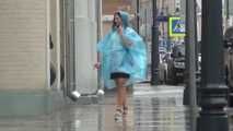 Elsa - in einen Regenmantel geholt (video)