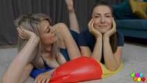 1412 Zwei Frauen ein Ball