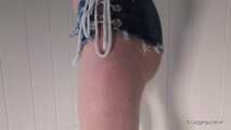 Schachtel-Crushing in HotPants