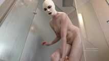 Asianrubberdoll macht sich nackig unter der Dusche