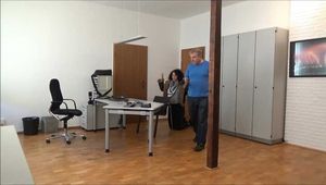 Kyra - Überfall im Büro Teil 1 von 8