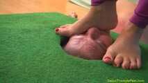 Julia-Eva' feet vs Mr facefloor