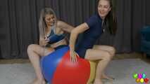 1412 Zwei Frauen ein Ball