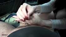 Alinas Handjob-Vergnügen auf dem Rücksitz eines Autos