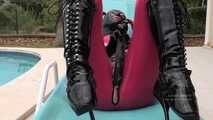 Gummiepuppes Dildospiele am Pool
