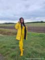 Miss Amira unterwegs im Friesennerz, gelber Regenlatzhose und Gummistiefel