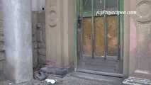 064017 Kima Pees In The Doorway