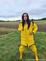 Miss Amira unterwegs im Friesennerz, gelber Regenlatzhose und Gummistiefel