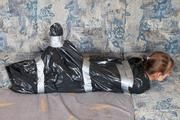 Veronika - eingefangen, hogtied und in Müllsack verpackt 02