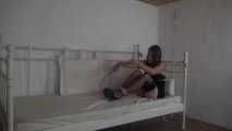 Ayu mit Seilen ans Bett gefesselt 2/2