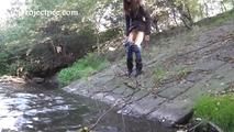 078048 Rachel Evans Takes A Spectacular Pee Into The River