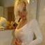 Martina in weißem Top, schwarzem Höschen und Strümpfen im Badezimmer